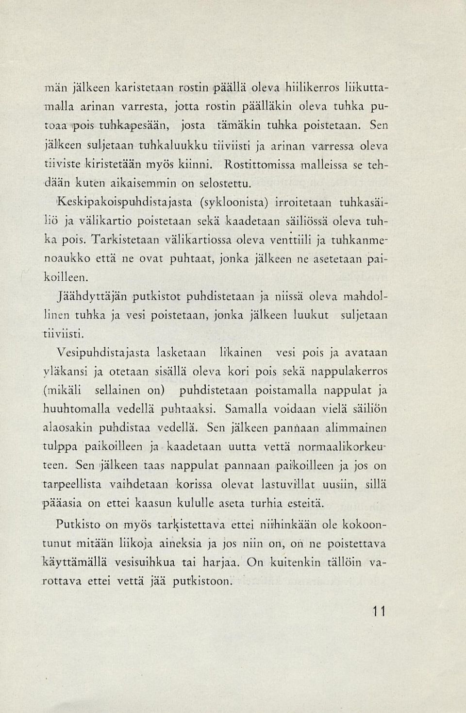 Keskipakoispuhdistajasta (sykloonista) irroitetaan tuhkasäiiiö ja välikartio poistetaan sekä kaadetaan säiliössä oleva tuhka pois.