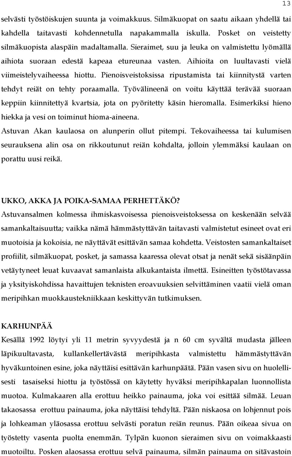 Pienoisveistoksissa ripustamista tai kiinnitystä varten tehdyt reiät on tehty poraamalla.