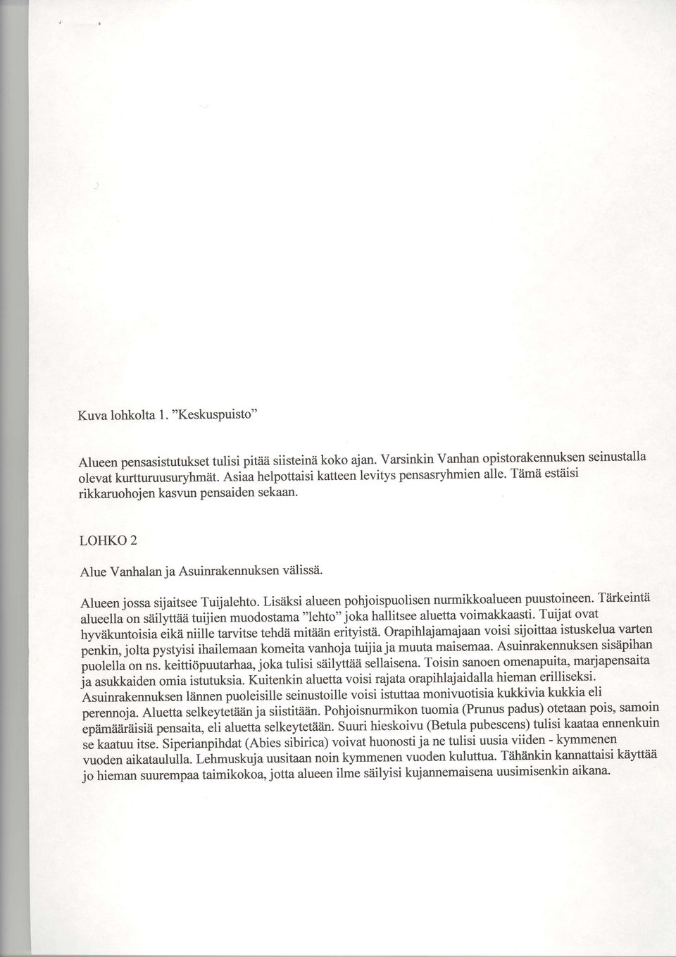 Lis?iksi alueen pohjoispuolisen nurmikkoalueen puustoineen. T?irkeintii alueella-on s?iilyttiiii tuijien muodostama "lehto" joka hallitsee aluetta voimakkaasti.