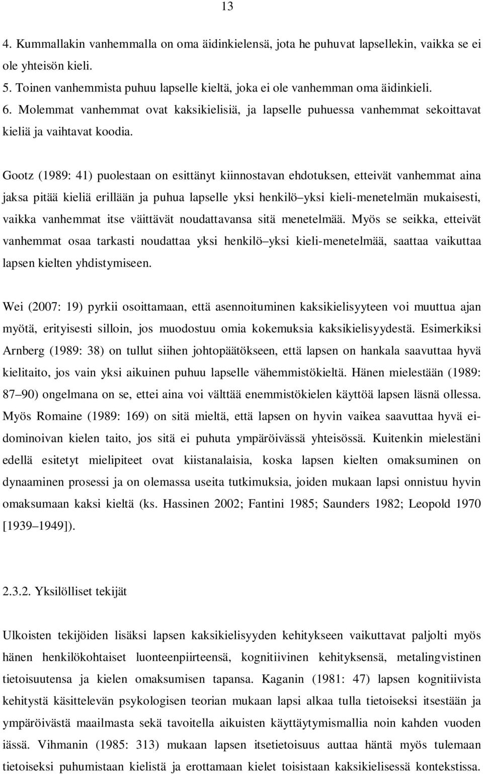 Gootz (1989: 41) puolestaan on esittänyt kiinnostavan ehdotuksen, etteivät vanhemmat aina jaksa pitää kieliä erillään ja puhua lapselle yksi henkilö yksi kieli-menetelmän mukaisesti, vaikka vanhemmat