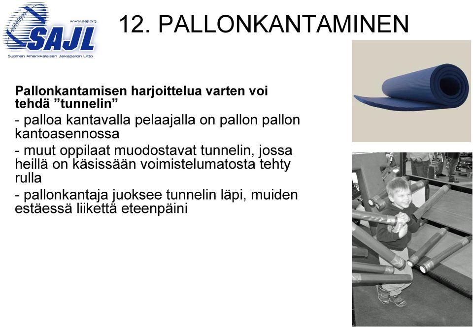 oppilaat muodostavat tunnelin, jossa heillä on käsissään voimistelumatosta