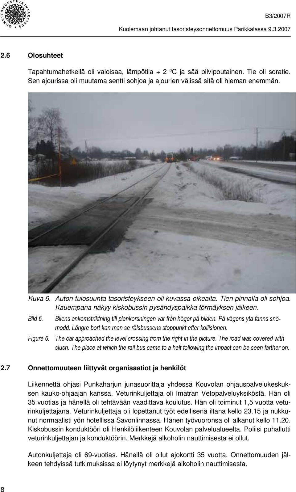 Bilens ankomstriktning till plankorsningen var från höger på bilden. På vägens yta fanns snömodd. Längre bort kan man se rälsbussens stoppunkt efter kollisionen. Figure 6.