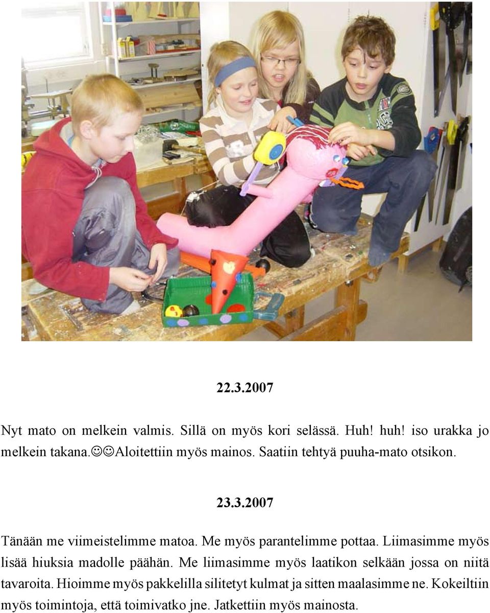 Me myös parantelimme pottaa. Liimasimme myös lisää hiuksia madolle päähän.