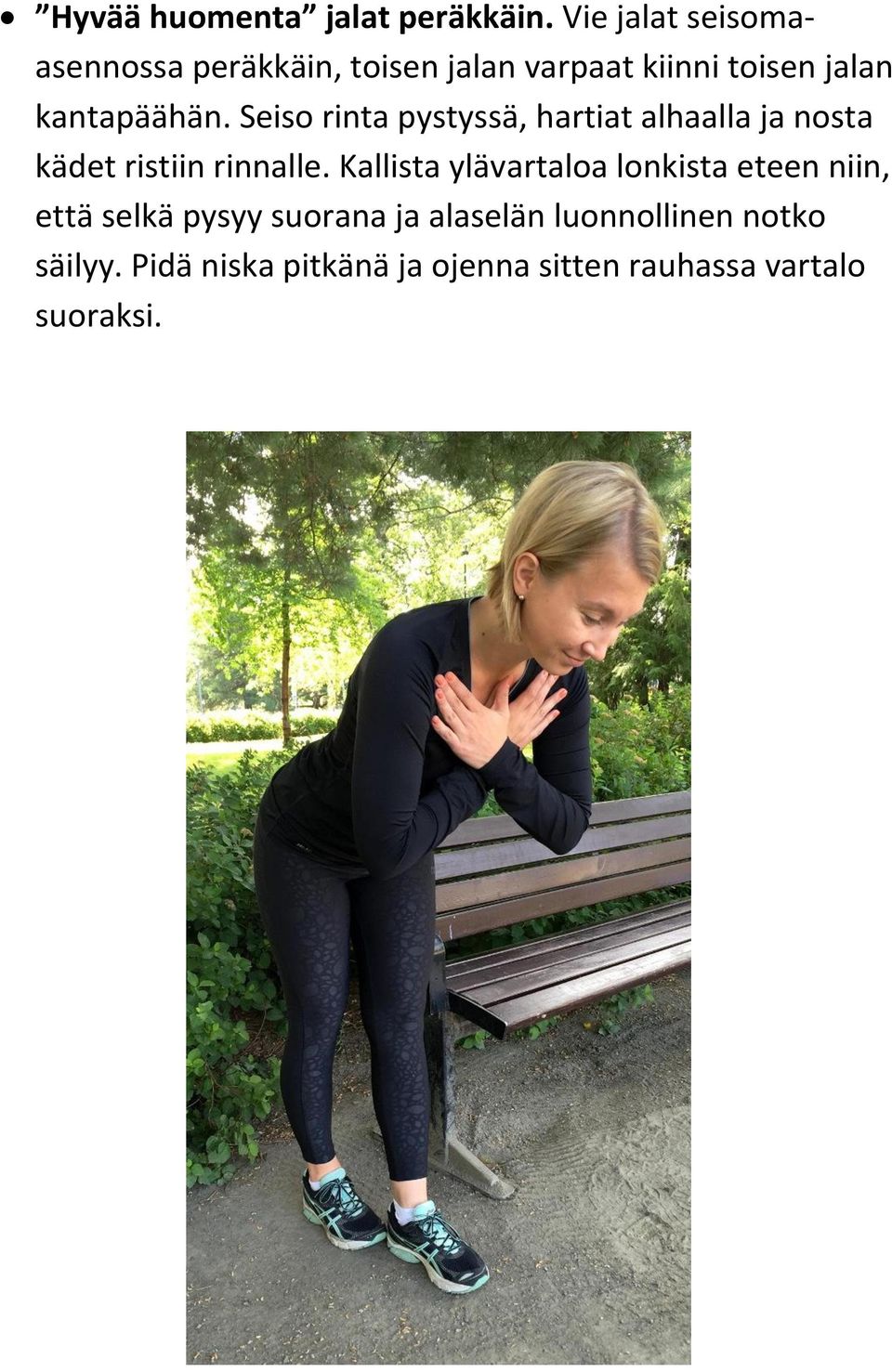 Seiso rinta pystyssä, hartiat alhaalla ja nosta kädet ristiin rinnalle.