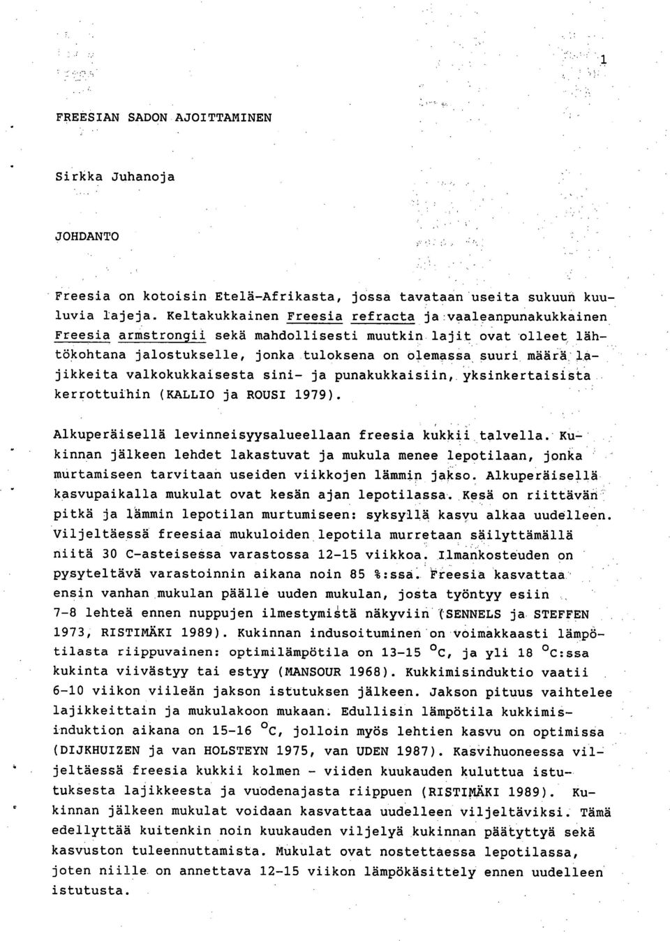 valkokukkaisesta sini- ja punakukkaisiin,. Yksinkertaisista kerrottuihin (KALLIO ja ROUSI 1979). Alkuperäisellä levinneisyysalueellaan freesia kukkii talvella.