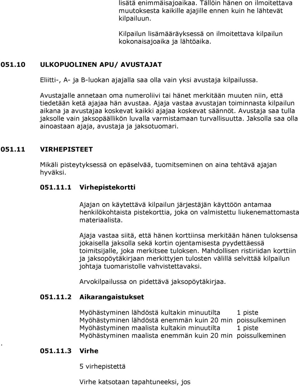 Avustajalle annetaan oma numeroliivi tai hänet merkitään muuten niin, että tiedetään ketä ajajaa hän avustaa.