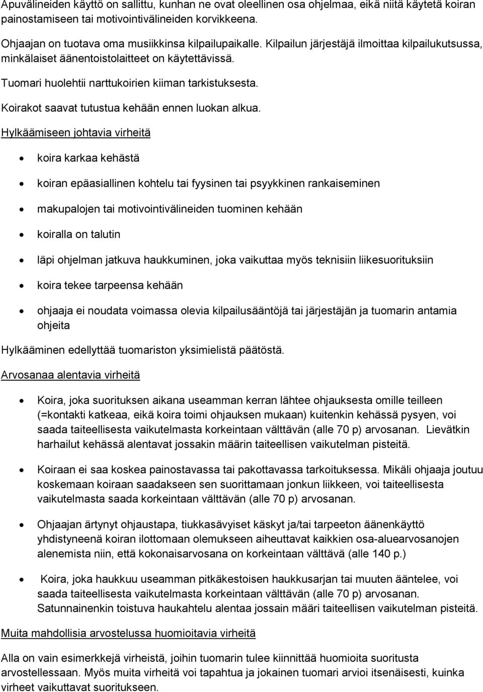 Tuomari huolehtii narttukoirien kiiman tarkistuksesta. Koirakot saavat tutustua kehään ennen luokan alkua.