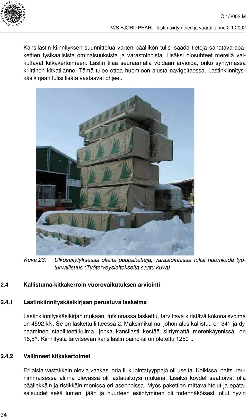 Lastinkiinnityskäsikirjaan tulisi lisätä vastaavat ohjeet. Kuva 23. Ulkosäilytyksessä olleita puupaketteja, varastoinnissa tulisi huomioida työturvallisuus (Työterveyslaitokselta saatu kuva) 2.