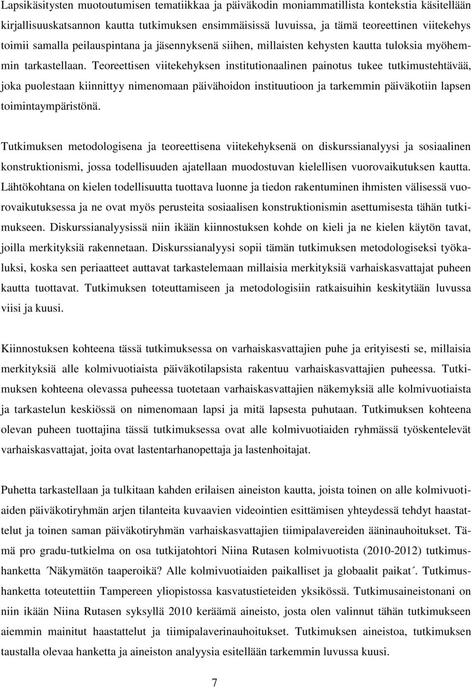 Teoreettisen viitekehyksen institutionaalinen painotus tukee tutkimustehtävää, joka puolestaan kiinnittyy nimenomaan päivähoidon instituutioon ja tarkemmin päiväkotiin lapsen toimintaympäristönä.