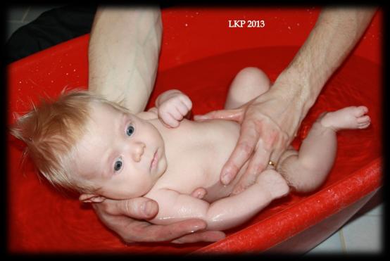 LIITE 1 17(24) Tyttövauvan sukuelimet pestään lämpimällä vedellä. Häpyhuulten väliin kertyvällä valkoisella eritteellä on tehtävänä suojella herkkiä limakalvoja, eikä eritettä saa poistaa väkisin.