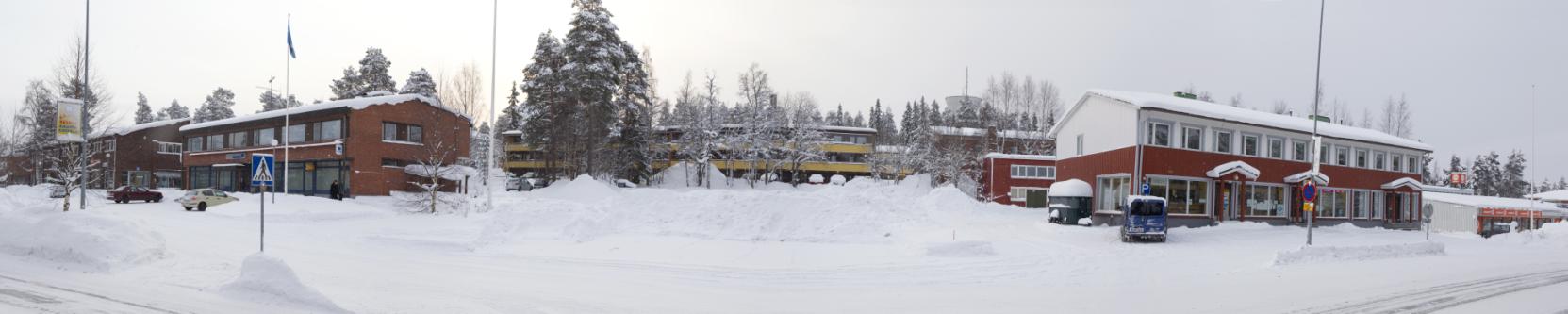 SUOMUSSALMI - ÄMMÄNSAAREN ASEMAKAAVAN MUUTOS, KORTTELI 201 OAS 2/7 Näkymä asemakaavan muutosalueelle Jalonkadulta katsottuna. Valokuva Hannu Huttu. Tontin 5 rakennukset on purettu.