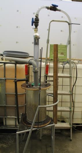 LUONNOS Kuva 40. Neutralointikaivopilotin laboratoriokoejärjestelyt keväällä 2013. Testissä 10 kg 1-3 mm Aito Kalsiittimursketta.