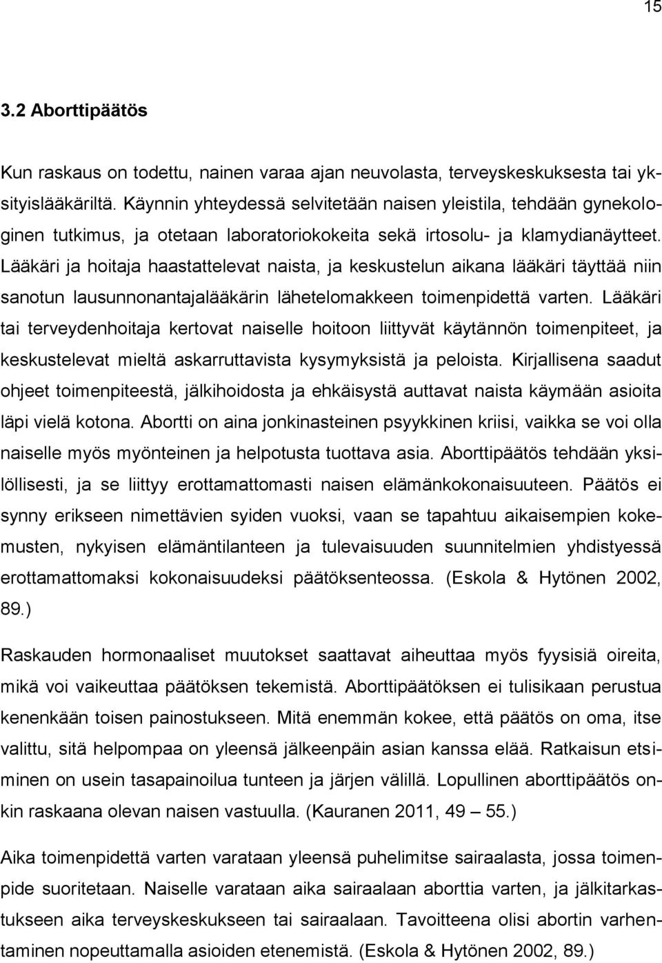 Lääkäri ja hoitaja haastattelevat naista, ja keskustelun aikana lääkäri täyttää niin sanotun lausunnonantajalääkärin lähetelomakkeen toimenpidettä varten.