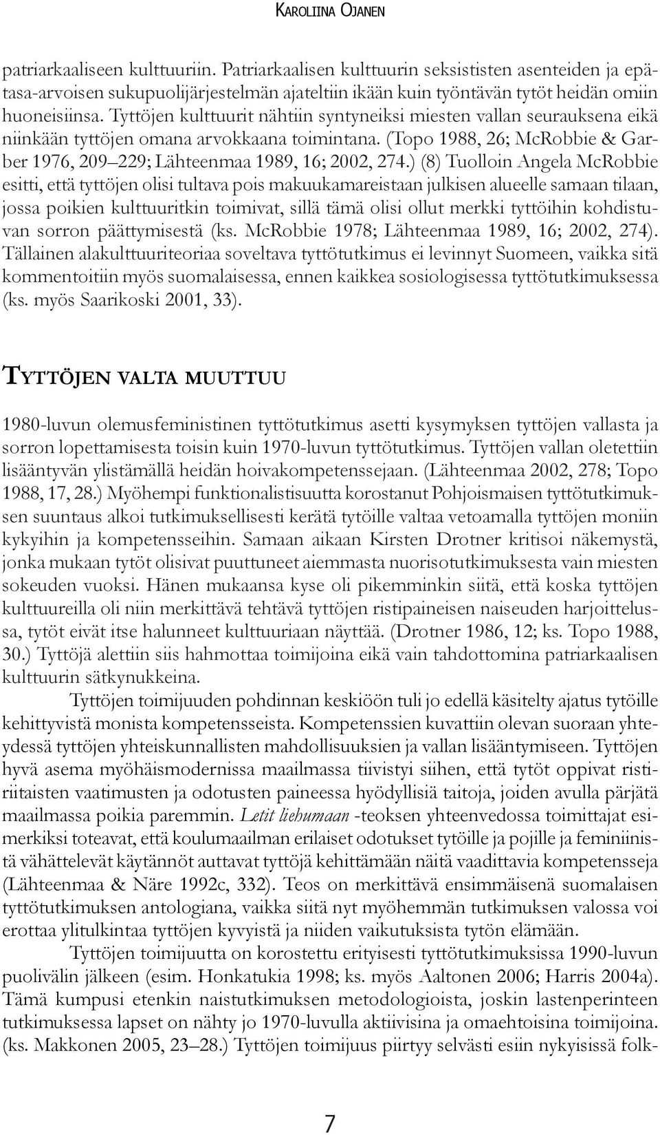 ) (8) Tuolloin Angela McRobbie esitti, että tyttöjen olisi tultava pois makuukamareistaan julkisen alueelle samaan tilaan, jossa poikien kulttuuritkin toimivat, sillä tämä olisi ollut merkki