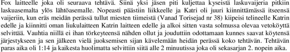 ja kiinnitti oman liukulaitteen Katrin laitteen edelle ja alkoi sitten vasta solmussa olevaa vetoköyttä selvittää.