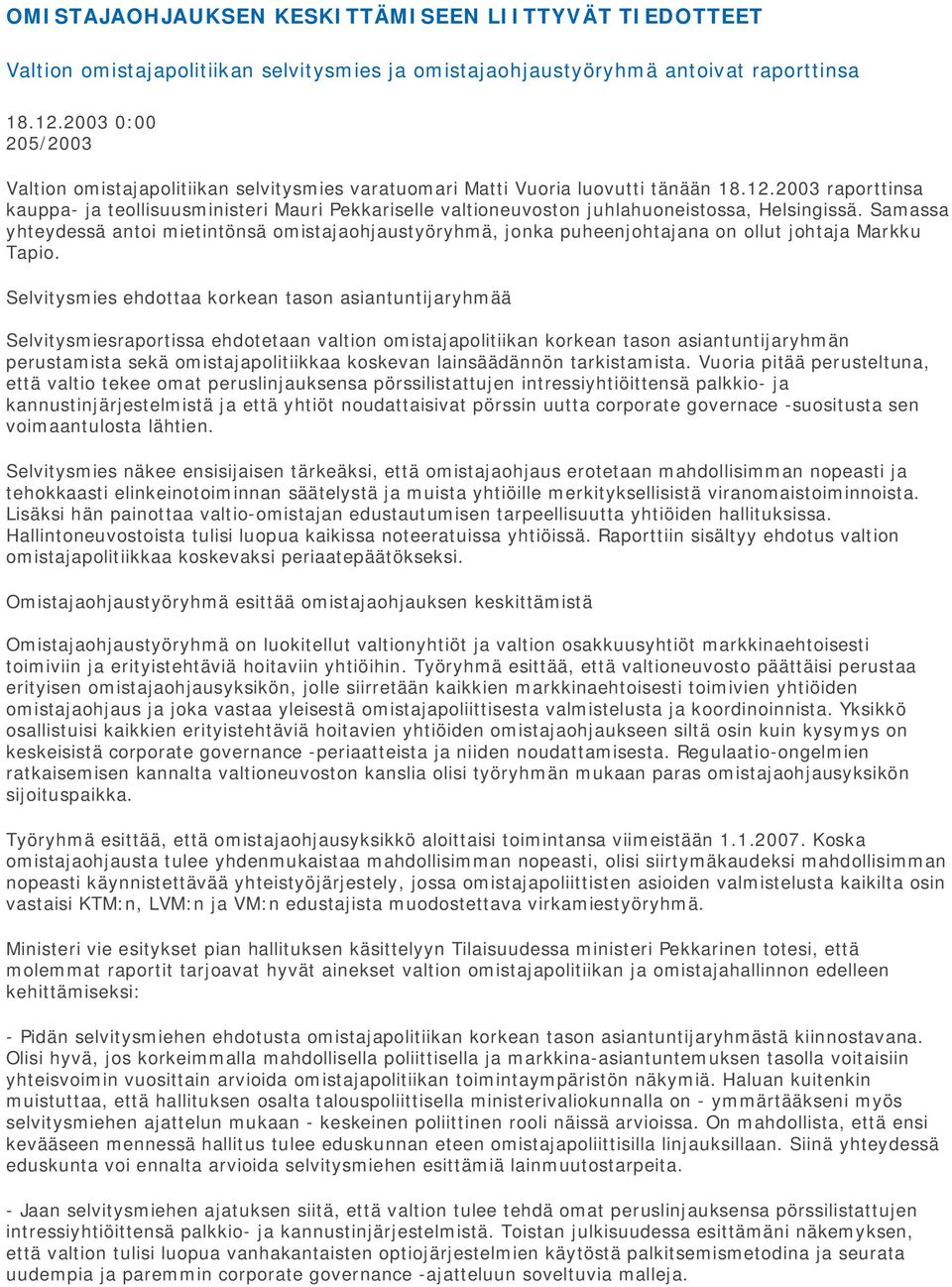 2003 raporttinsa kauppa- ja teollisuusministeri Mauri Pekkariselle valtioneuvoston juhlahuoneistossa, Helsingissä.
