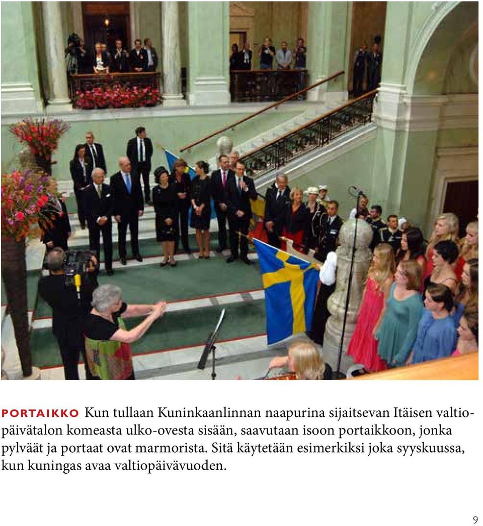 isoon portaikkoon, jonka pylväät ja portaat ovat marmorista.