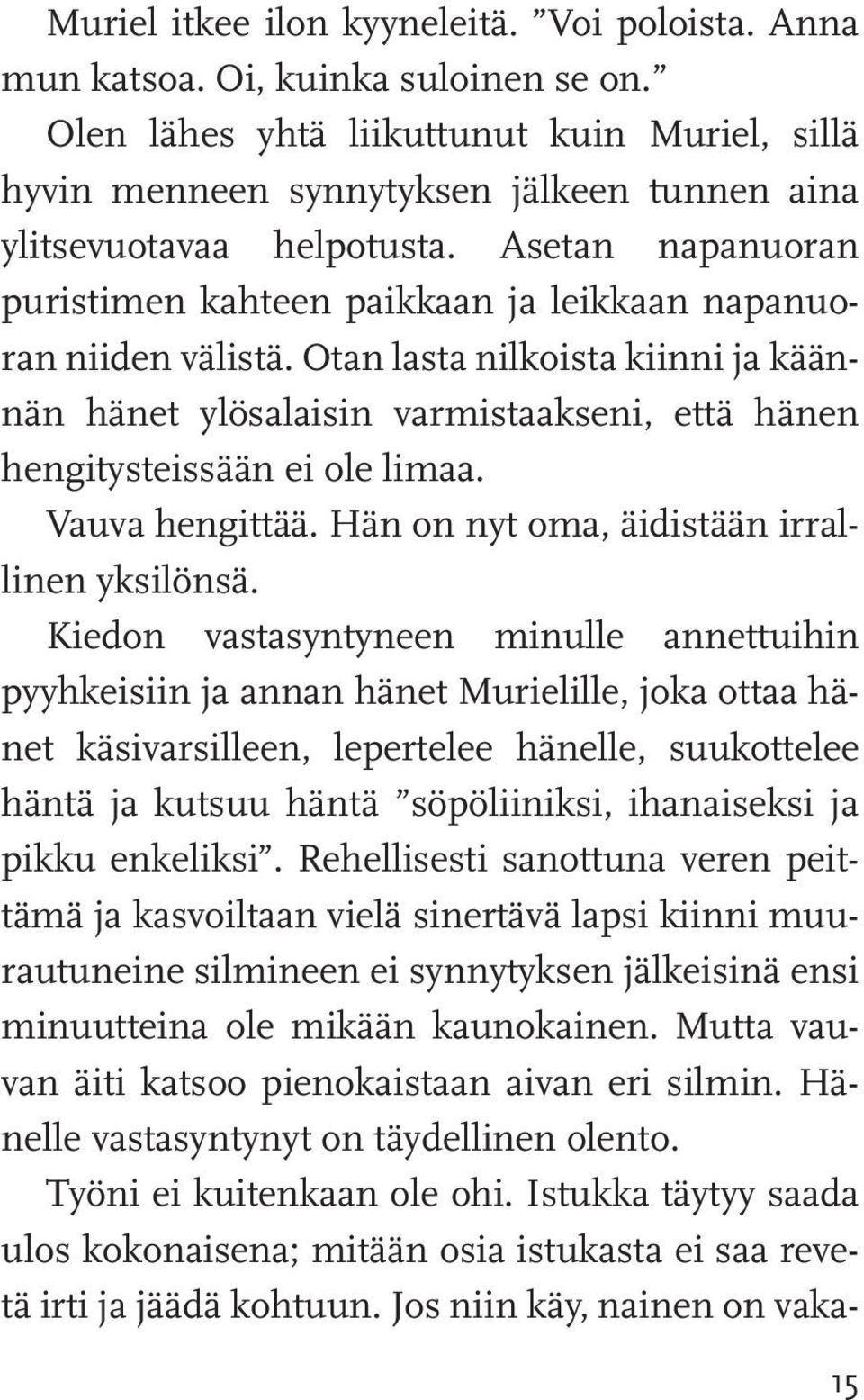 Asetan napanuoran puristimen kahteen paikkaan ja leikkaan napanuoran niiden välistä. Otan lasta nilkoista kiinni ja käännän hänet ylösalaisin varmistaakseni, että hänen hengitysteissään ei ole limaa.