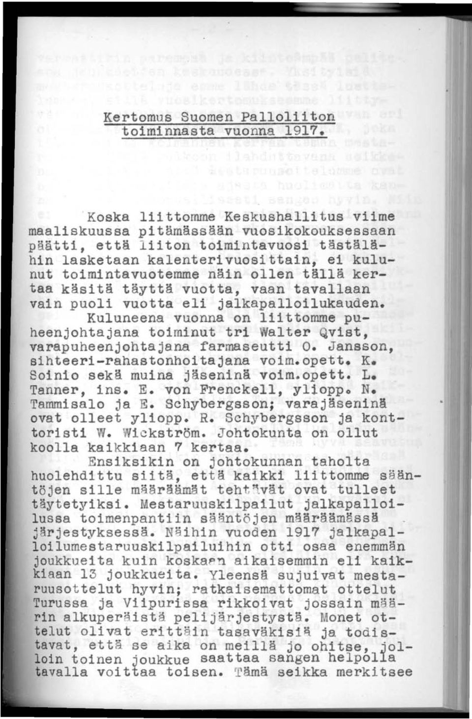 tällä kertaa käsitä täyttä vuotta, vaan tavallaan vain puoli vuotta eli jalkapalloilukauden. Kuluneena vuonna on liittomme puheenjohtajana toiminut tri Walter Qvist, varapuheenjohtajana rarmaseutti O.