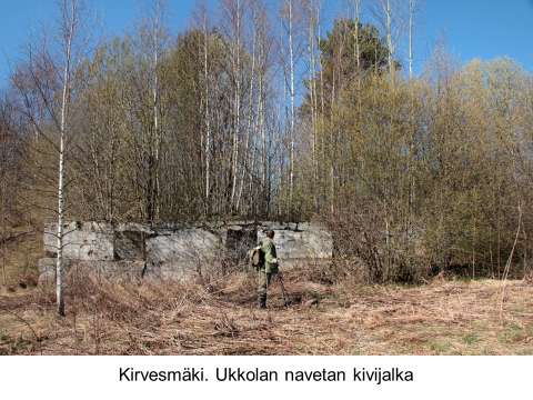 8 Kirvesmäen säilyneet monumentit ovat Ukkolan talon navetta ja HV-kaivanto.