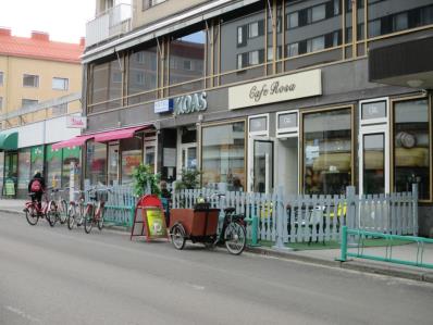 Pihakadun vaikutus keskustan viihtyisyyteen Pihakadun vaikutus keskustan viihtyisyyteen kaupunkilaisten kokemana 13 % 12 % 1 % 74 % parantanut ei parantanut eikä heikentänyt heikentänyt Vastaajia =