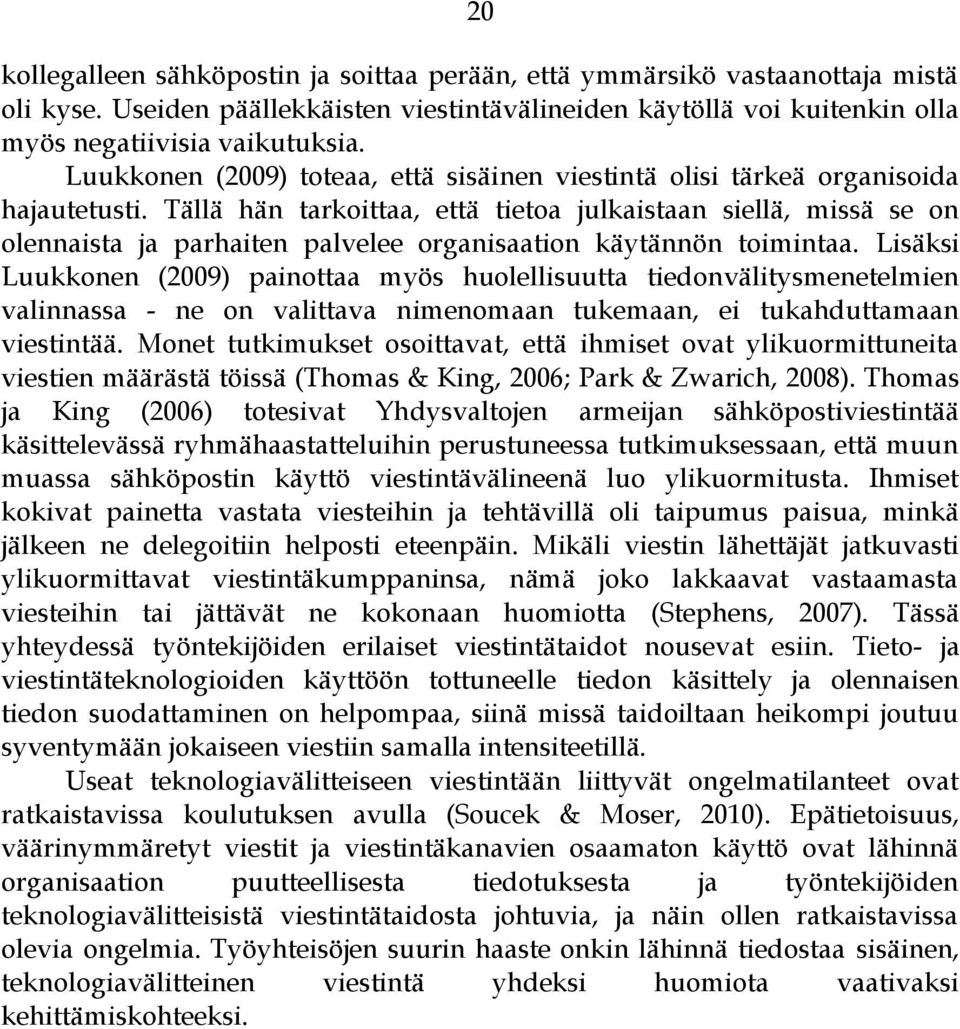 Tällä hän tarkoittaa, että tietoa julkaistaan siellä, missä se on olennaista ja parhaiten palvelee organisaation käytännön toimintaa.