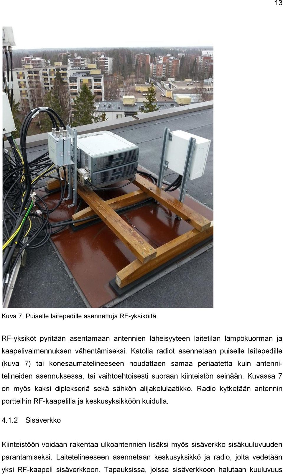 Kuvassa 7 on myös kaksi diplekseriä sekä sähkön alijakelulaatikko. Radio kytketään antennin portteihin RF-kaapelilla ja keskusyksikköön kuidulla. 4.1.