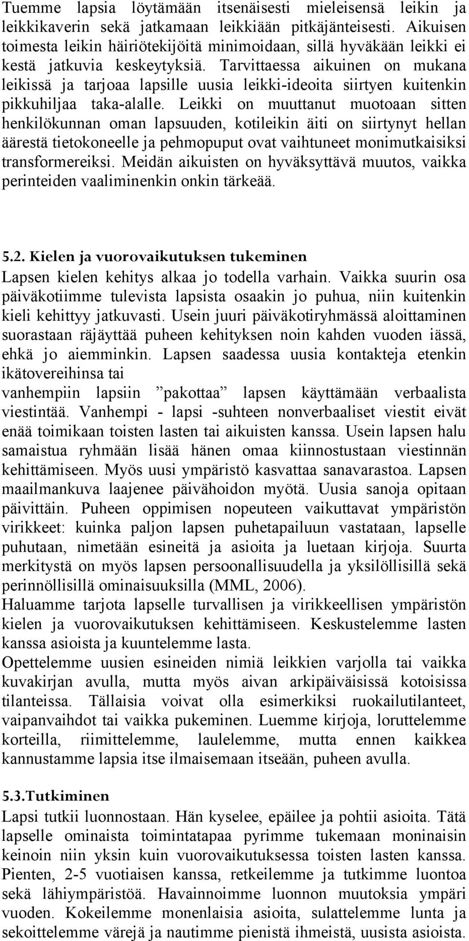 Tarvittaessa aikuinen on mukana leikissä ja tarjoaa lapsille uusia leikki-ideoita siirtyen kuitenkin pikkuhiljaa taka-alalle.