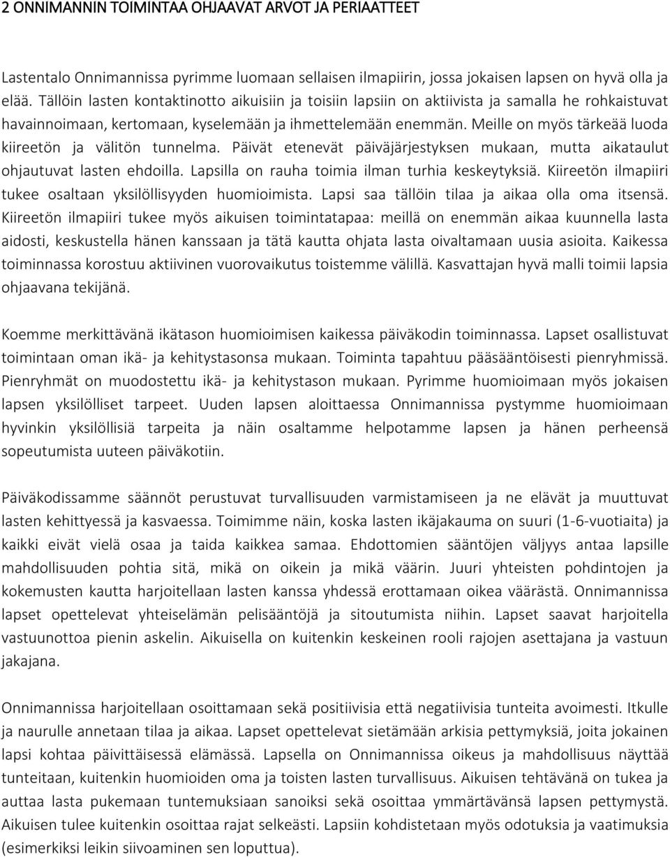 Meille on myös tärkeää luoda kiireetön ja välitön tunnelma. Päivät etenevät päiväjärjestyksen mukaan, mutta aikataulut ohjautuvat lasten ehdoilla. Lapsilla on rauha toimia ilman turhia keskeytyksiä.