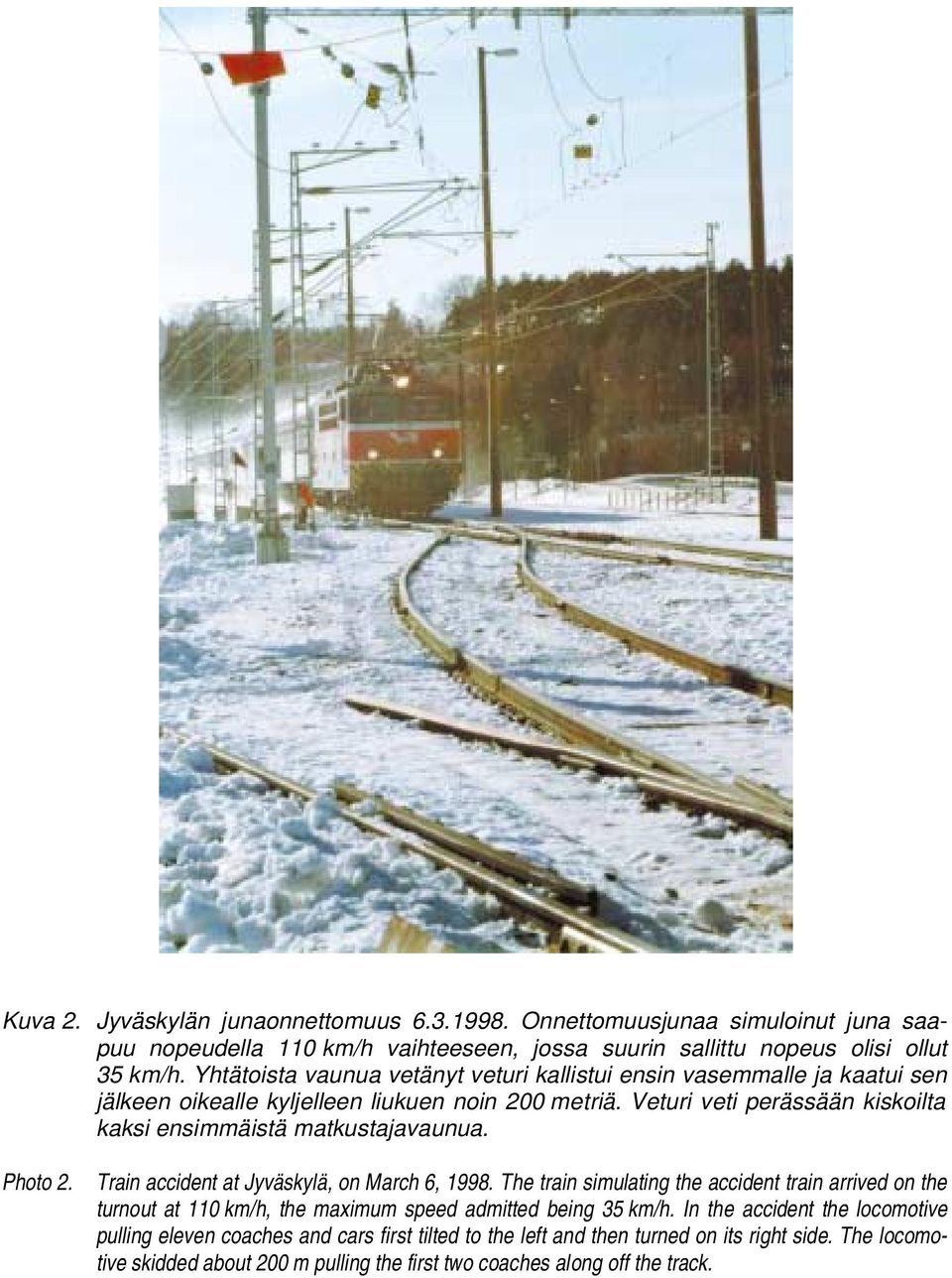 Veturi veti perässään kiskoilta kaksi ensimmäistä matkustajavaunua. Photo 2. Train accident at Jyväskylä, on March 6, 1998.