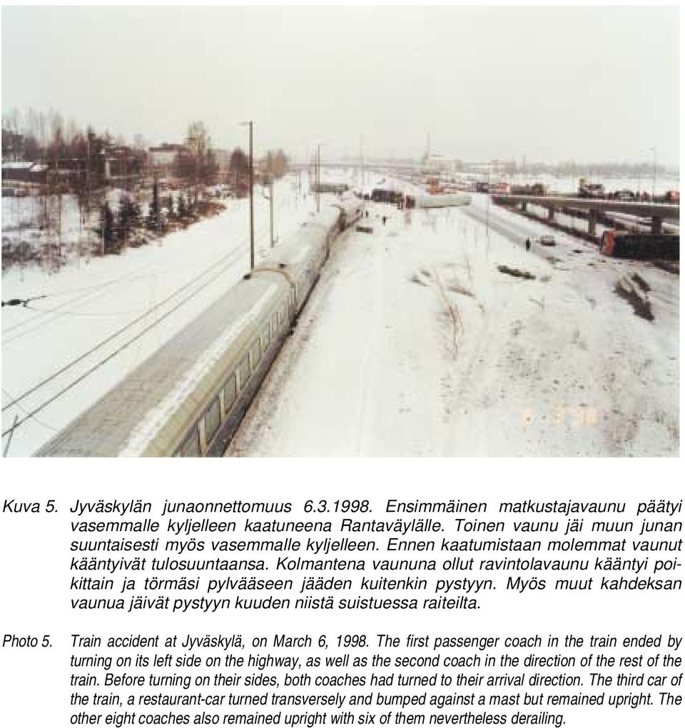 Myös muut kahdeksan vaunua jäivät pystyyn kuuden niistä suistuessa raiteilta. Photo 5. Train accident at Jyväskylä, on March 6, 1998.