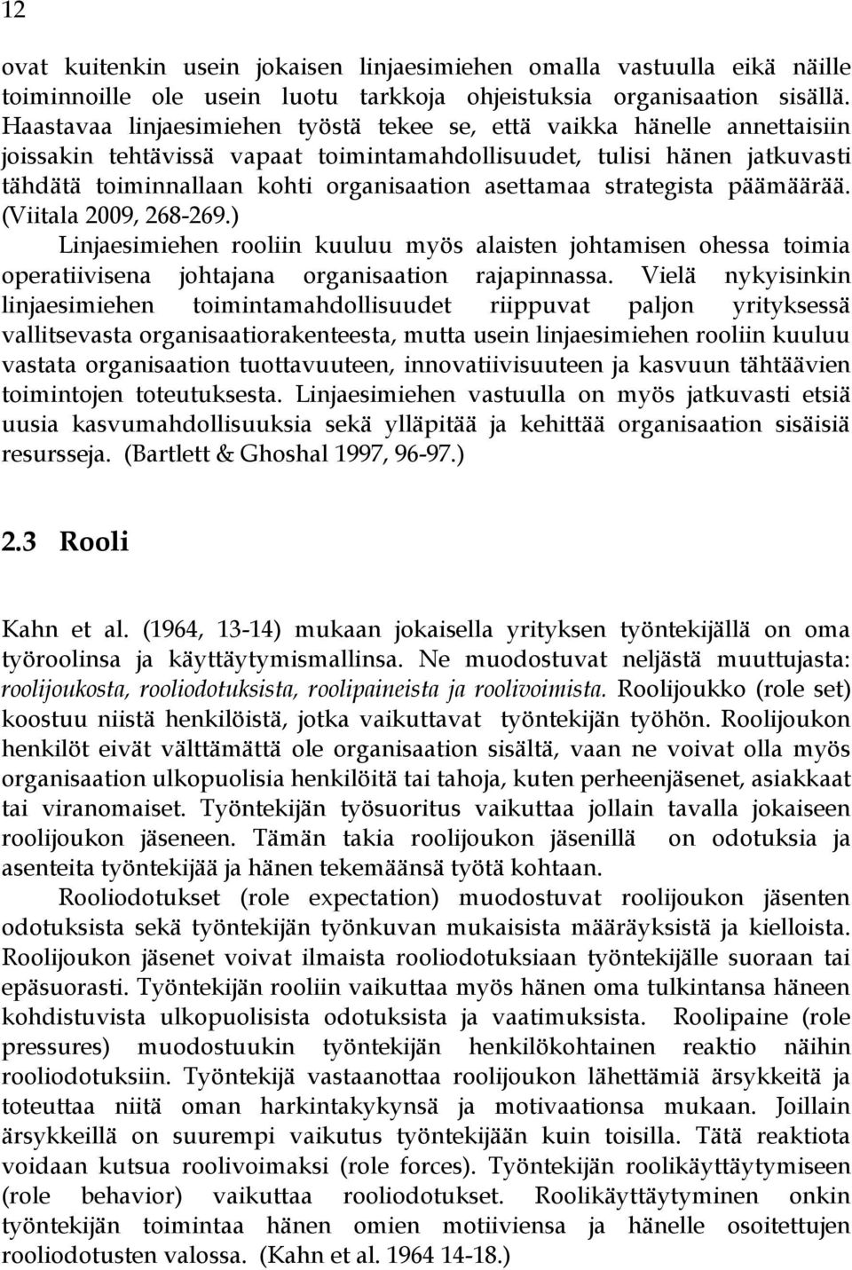 asettamaa strategista päämäärää. (Viitala 2009, 268-269.) Linjaesimiehen rooliin kuuluu myös alaisten johtamisen ohessa toimia operatiivisena johtajana organisaation rajapinnassa.