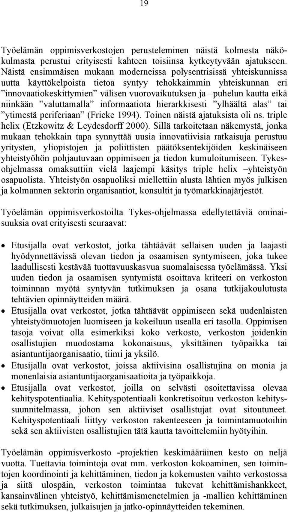 kautta eikä niinkään valuttamalla informaatiota hierarkkisesti ylhäältä alas tai ytimestä periferiaan (Fricke 1994). Toinen näistä ajatuksista oli ns. triple helix (Etzkowitz & Leydesdorff 2000).