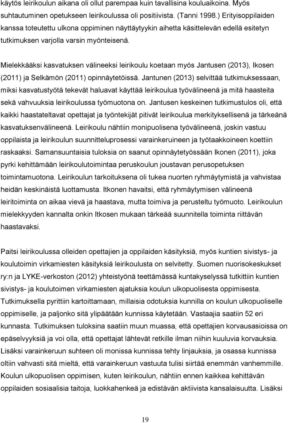 Mielekkääksi kasvatuksen välineeksi leirikoulu koetaan myös Jantusen (2013), Ikosen (2011) ja Selkämön (2011) opinnäytetöissä.