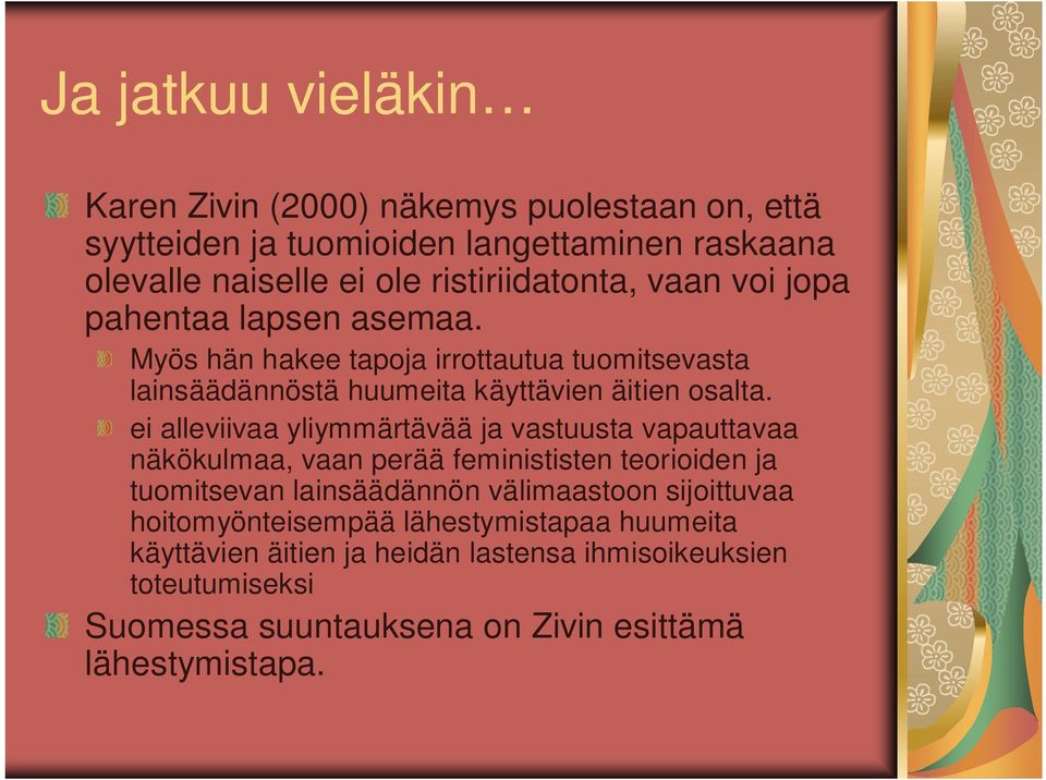 ei alleviivaa yliymmärtävää ja vastuusta vapauttavaa näkökulmaa, vaan perää feminististen teorioiden ja tuomitsevan lainsäädännön välimaastoon