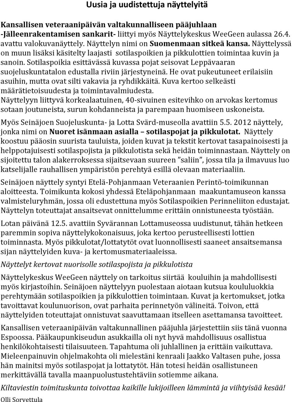 Sotilaspoikia esittävässä kuvassa pojat seisovat Leppävaaran suojeluskuntatalon edustalla riviin järjestyneinä. He ovat pukeutuneet erilaisiin asuihin, mutta ovat silti vakavia ja ryhdikkäitä.