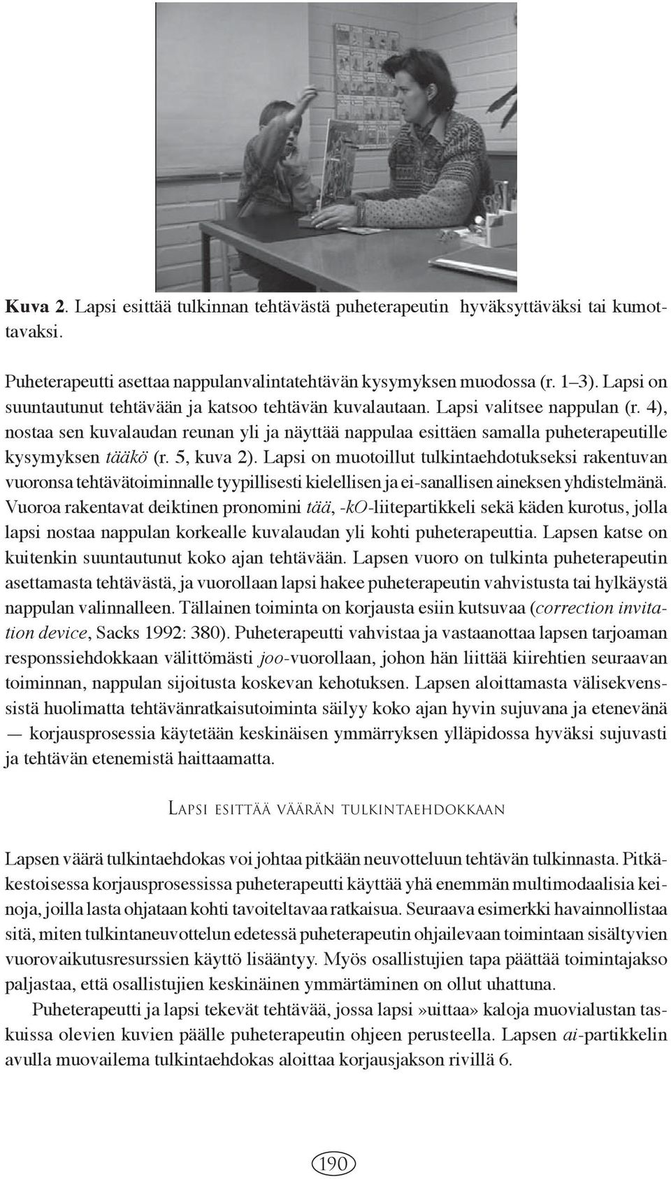 4), nostaa sen kuvalaudan reunan yli ja näyttää nappulaa esittäen samalla puheterapeutille kysymyksen tääkö (r. 5, kuva 2).