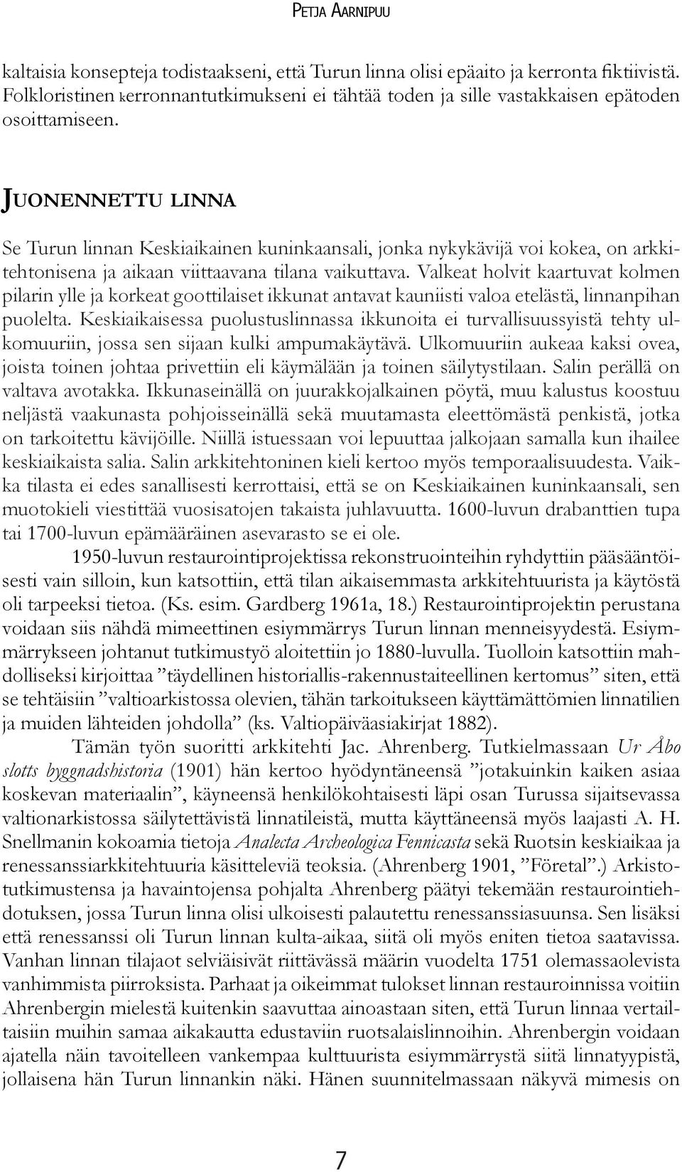 Valkeat holvit kaartuvat kolmen pilarin ylle ja korkeat goottilaiset ikkunat antavat kauniisti valoa etelästä, linnanpihan puolelta.