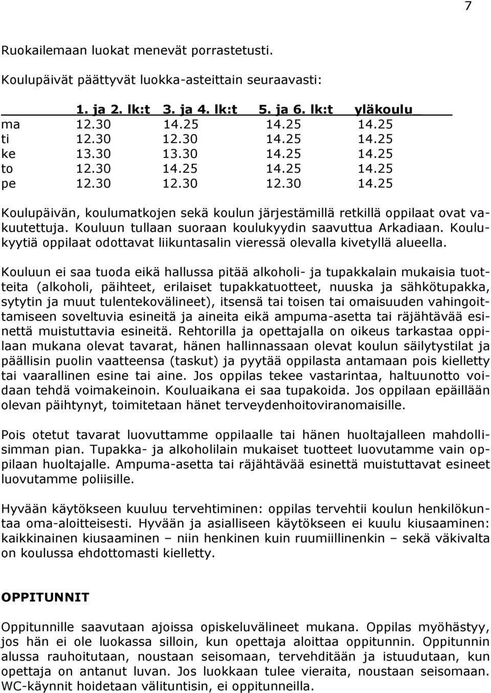 Kouluun tullaan suoraan koulukyydin saavuttua Arkadiaan. Koulukyytiä oppilaat odottavat liikuntasalin vieressä olevalla kivetyllä alueella.