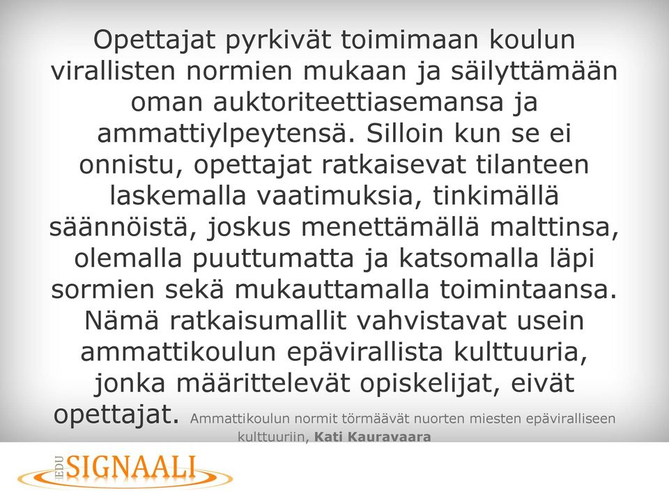 olemalla puuttumatta ja katsomalla läpi sormien sekä mukauttamalla toimintaansa.