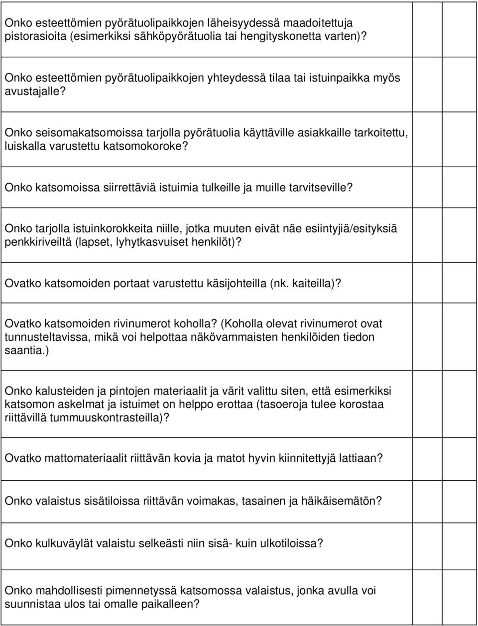 Onko seisomakatsomoissa tarjolla pyörätuolia käyttäville asiakkaille tarkoitettu, luiskalla varustettu katsomokoroke? Onko katsomoissa siirrettäviä istuimia tulkeille ja muille tarvitseville?