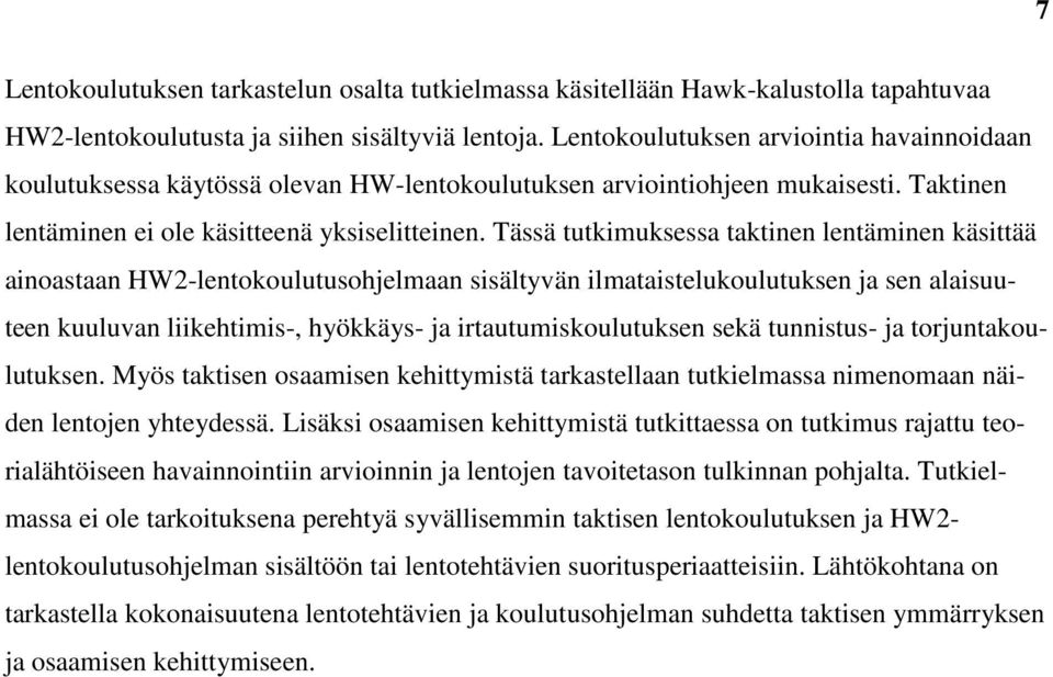 Tässä tutkimuksessa taktinen lentäminen käsittää ainoastaan HW2-lentokoulutusohjelmaan sisältyvän ilmataistelukoulutuksen ja sen alaisuuteen kuuluvan liikehtimis-, hyökkäys- ja irtautumiskoulutuksen