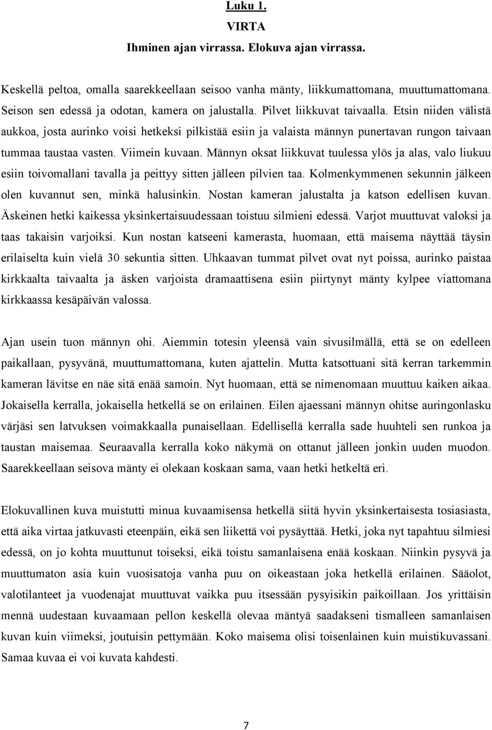 Etsin niiden välistä aukkoa, josta aurinko voisi hetkeksi pilkistää esiin ja valaista männyn punertavan rungon taivaan tummaa taustaa vasten. Viimein kuvaan.