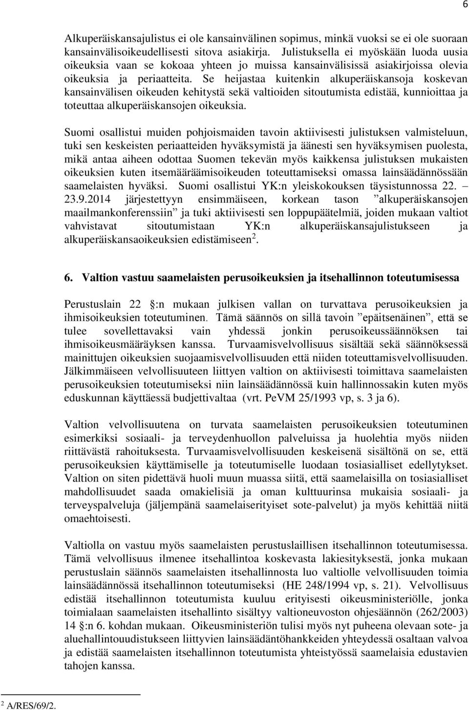 Se heijastaa kuitenkin alkuperäiskansoja koskevan kansainvälisen oikeuden kehitystä sekä valtioiden sitoutumista edistää, kunnioittaa ja toteuttaa alkuperäiskansojen oikeuksia.