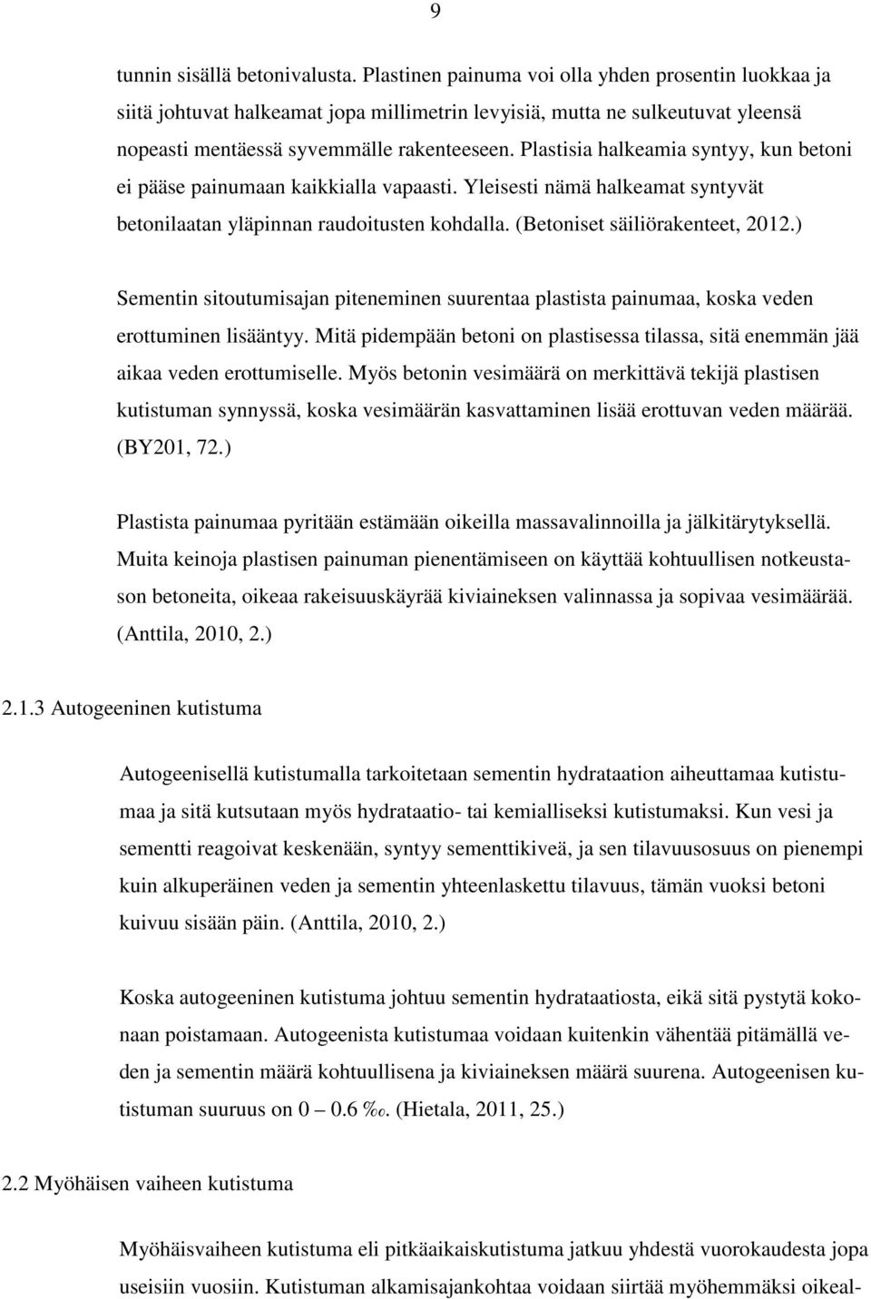 Plastisia halkeamia syntyy, kun betoni ei pääse painumaan kaikkialla vapaasti. Yleisesti nämä halkeamat syntyvät betonilaatan yläpinnan raudoitusten kohdalla. (Betoniset säiliörakenteet, 2012.