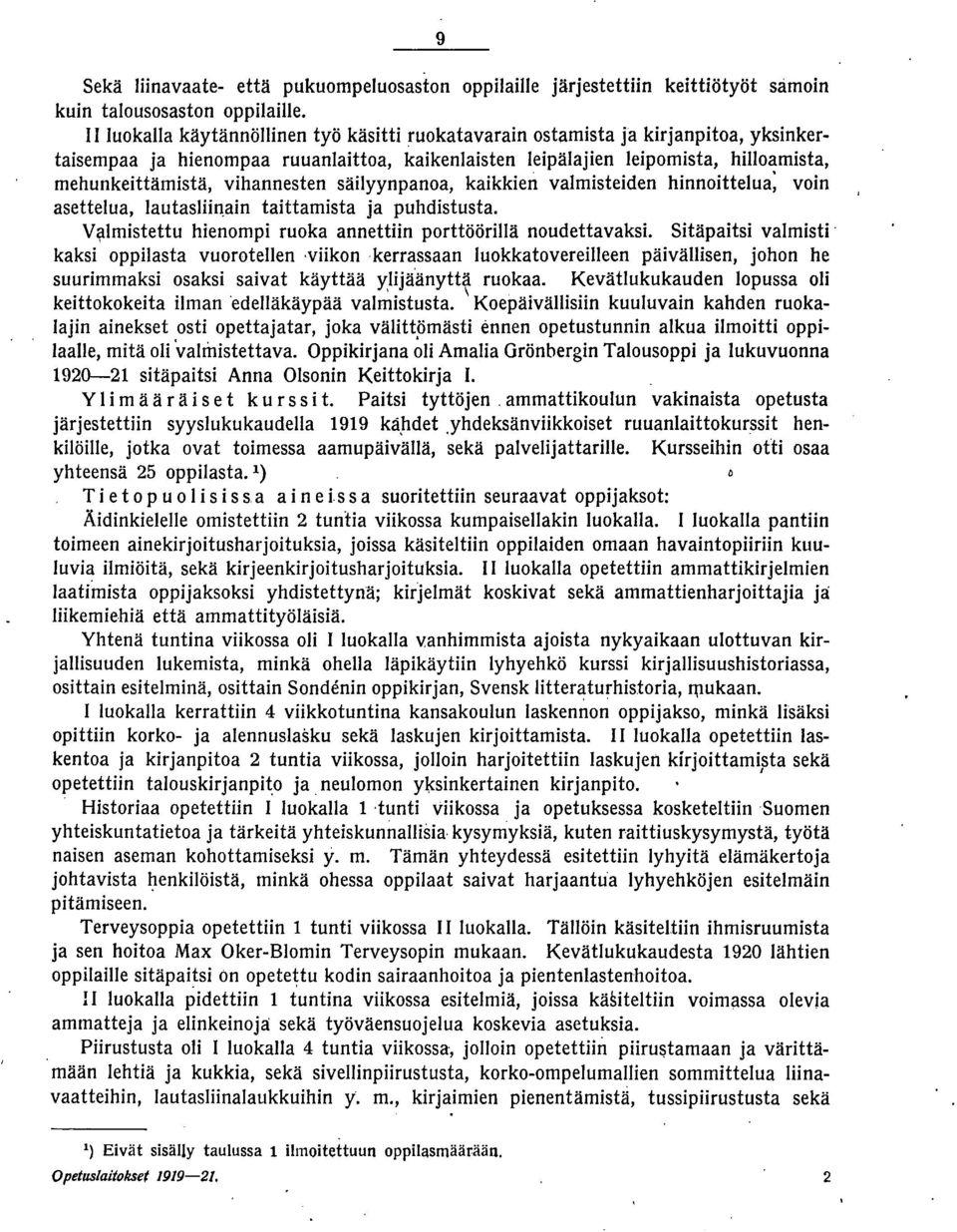 vihannesten säilyynpanoa, kaikkien valmisteiden hinnoittelua; voin asettelua, lautasliil,ain taittamista ja puhdistusta. V~lmistettu hienompi ruoka annettiin porttöörillä noudettavaksi.