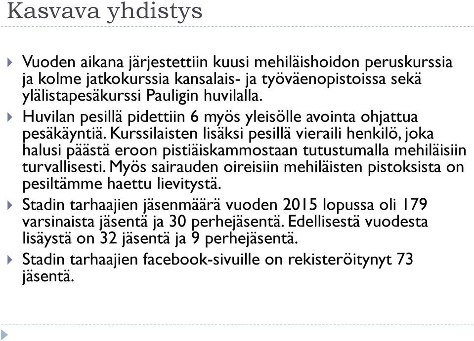 Kurssilaisten lisäksi pesillä vieraili henkilö, joka halusi päästä eroon pistiäiskammostaan tutustumalla mehiläisiin turvallisesti.