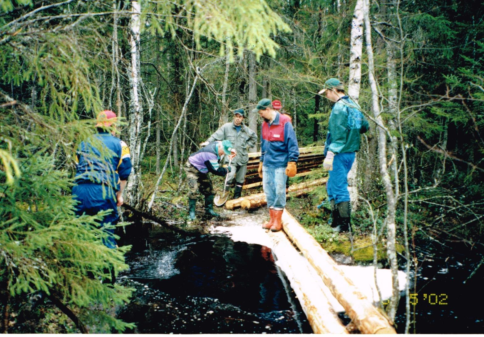Tästä se alkoi. Keväällä 2002 rakennettiin talkoilla silta Mörkökosken yli.