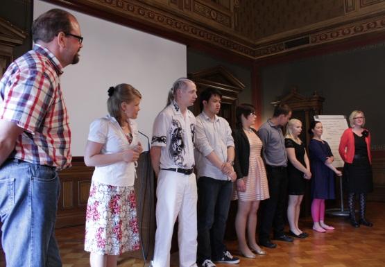 Lastensuojelun kehittämis- ja vaikuttamistyö yhteiskunnallisella tasolla Valoa näkyvissä -seminaari Selviytyjät-tiimi juhli viisivuotista toimintaansa aikuisille suunnatun foorumin merkeissä