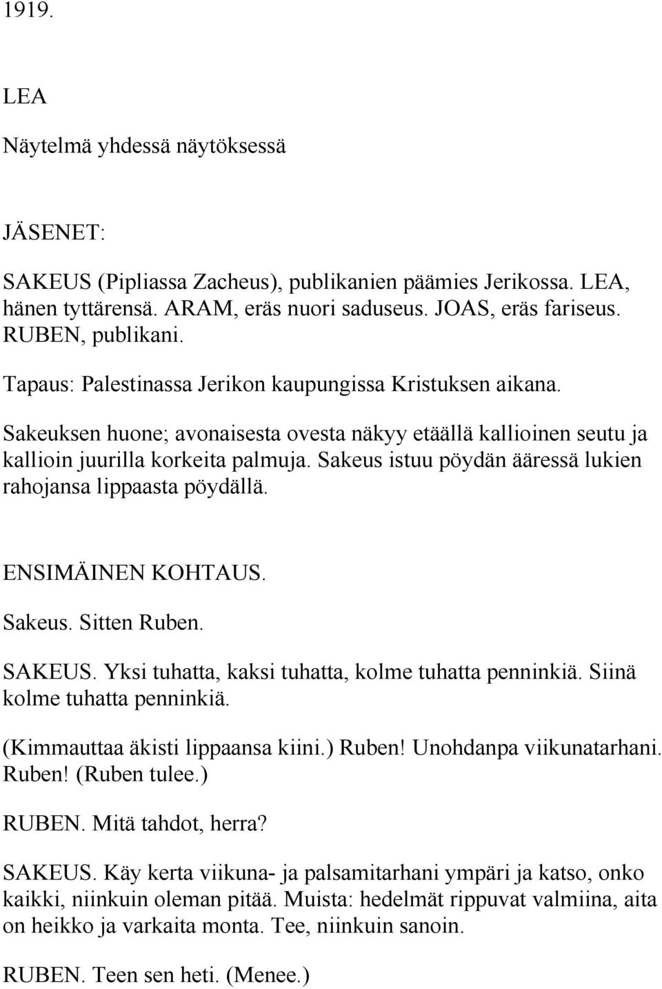 Sakeus istuu pöydän ääressä lukien rahojansa lippaasta pöydällä. ENSIMÄINEN KOHTAUS. Sakeus. Sitten Ruben. SAKEUS. Yksi tuhatta, kaksi tuhatta, kolme tuhatta penninkiä. Siinä kolme tuhatta penninkiä.